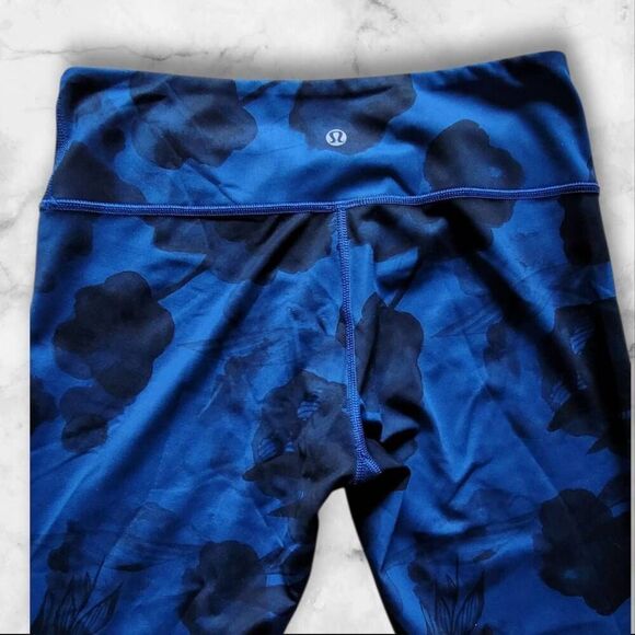 Lululemon Size 6 Blue Floral Wunder Under Leggings - Picture 3 of 3